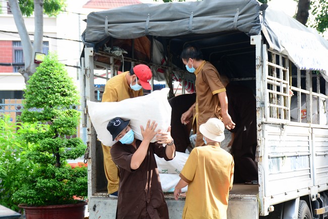 Continuing to support people in need in the Covid-19 pandemic of Hoang Phap Pagoda (series 5)