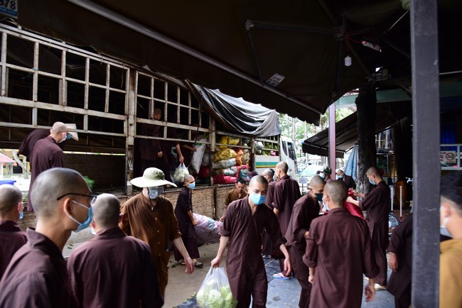 Continuing to support people in need in the Covid-19 pandemic of Hoang Phap Pagoda (series 5)