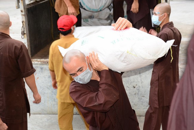 Continuing to support people in need in the Covid-19 pandemic of Hoang Phap Pagoda (series 5)