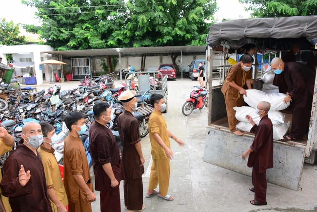 Continuing to support people in need in the Covid-19 pandemic of Hoang Phap Pagoda (series 5)