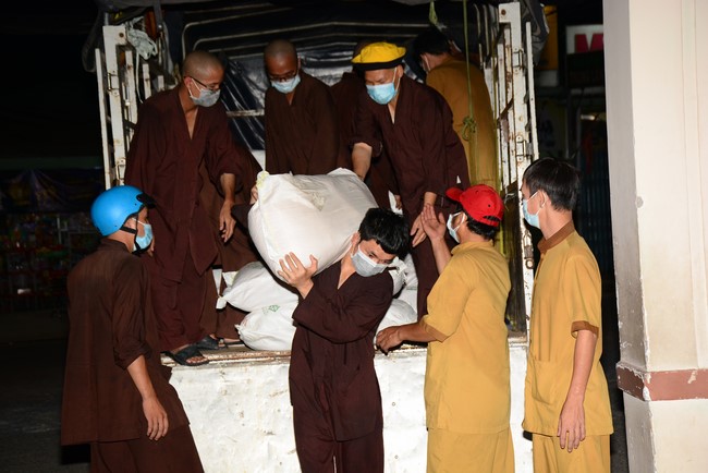 Continuing to support people in need in the Covid-19 pandemic of Hoang Phap Pagoda (series 5)