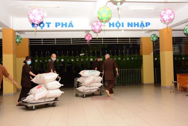Continuing to support people in need in the Covid-19 pandemic of Hoang Phap Pagoda (series 5)