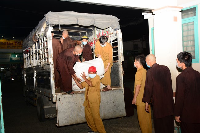 Continuing to support people in need in the Covid-19 pandemic of Hoang Phap Pagoda (series 5)