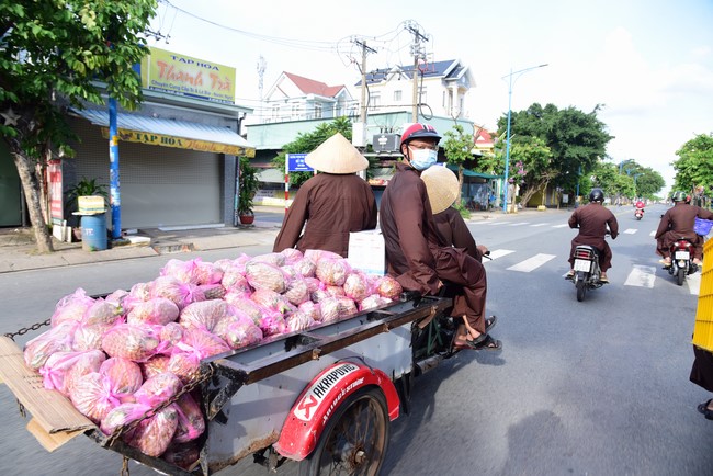 Continuing to support people in need in the Covid-19 pandemic of Hoang Phap Pagoda (series 5)