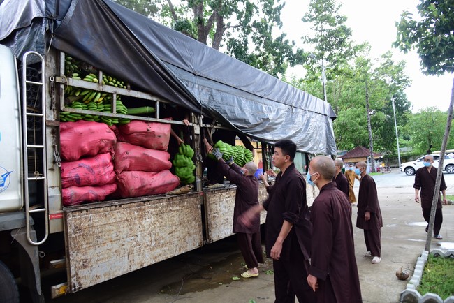 Continuing to support people in need in the Covid-19 pandemic of Hoang Phap Pagoda (series 5)