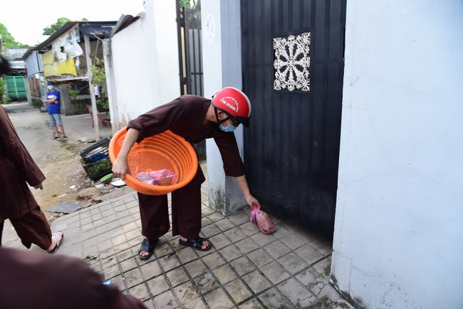 Continuing to support people in need in the Covid-19 pandemic of Hoang Phap Pagoda (series 5)
