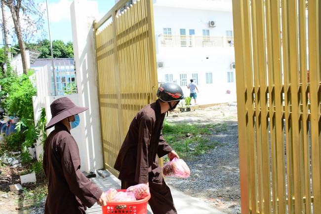 Continuing to support people in need in the Covid-19 pandemic of Hoang Phap Pagoda (series 5)
