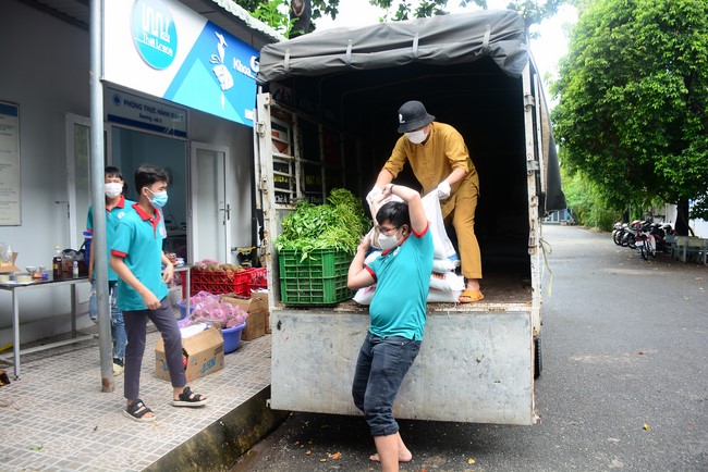 Continuing to support people in need in the Covid-19 pandemic of Hoang Phap Pagoda (series 5)