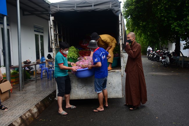 Continuing to support people in need in the Covid-19 pandemic of Hoang Phap Pagoda (series 5)
