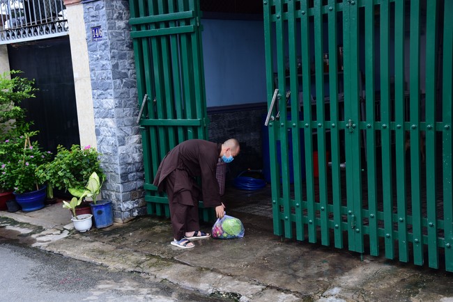 Continuing to support people in need in the Covid-19 pandemic of Hoang Phap Pagoda (series 5)