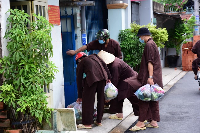Continuing to support people in need in the Covid-19 pandemic of Hoang Phap Pagoda (series 5)