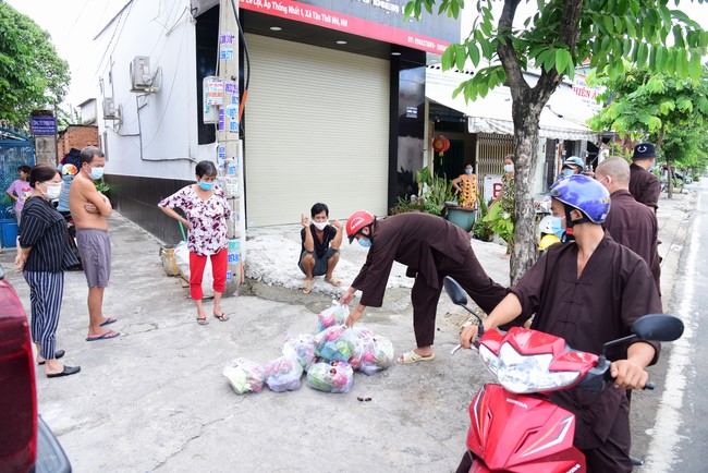 Continuing to support people in need in the Covid-19 pandemic of Hoang Phap Pagoda (series 5)