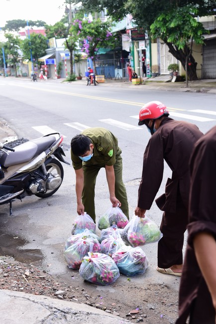 Continuing to support people in need in the Covid-19 pandemic of Hoang Phap Pagoda (series 5)