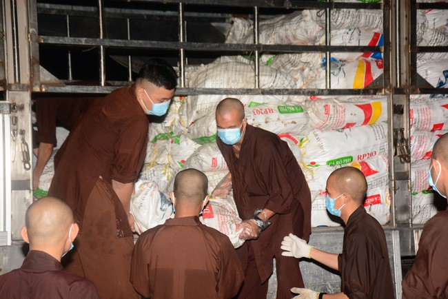 Continuing to support people in need in the Covid-19 pandemic of Hoang Phap Pagoda (series 5)