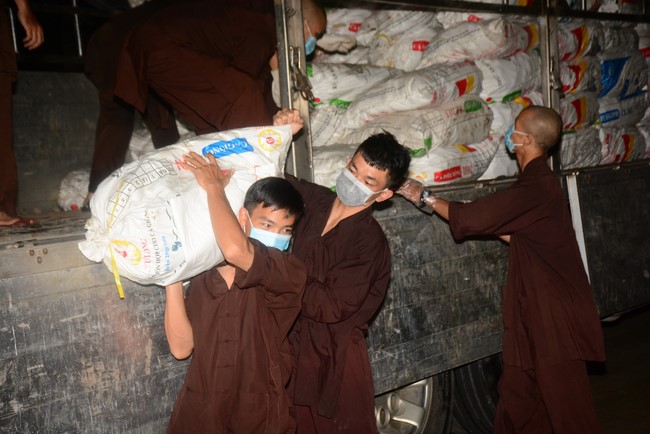 Continuing to support people in need in the Covid-19 pandemic of Hoang Phap Pagoda (series 5)