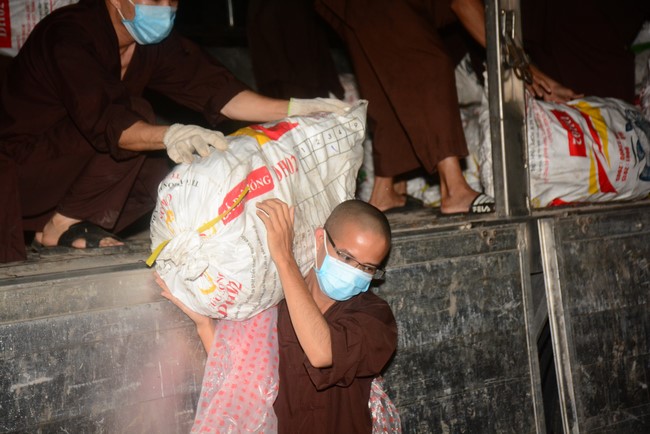 Continuing to support people in need in the Covid-19 pandemic of Hoang Phap Pagoda (series 5)