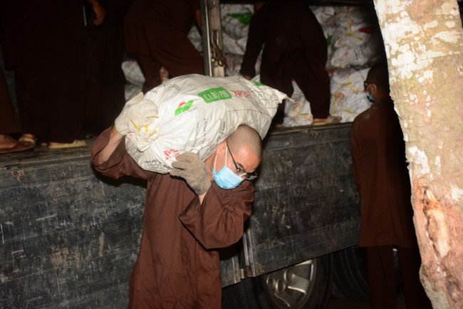 Continuing to support people in need in the Covid-19 pandemic of Hoang Phap Pagoda (series 5)