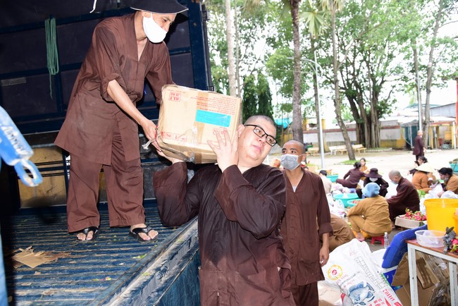 Continuing to support people in need in the Covid-19 pandemic of Hoang Phap Pagoda (series 5)