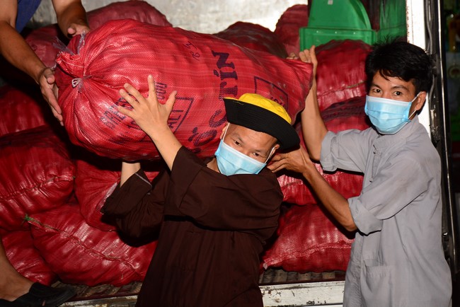 Continuing to support people in need in the Covid-19 pandemic of Hoang Phap Pagoda (series 5)