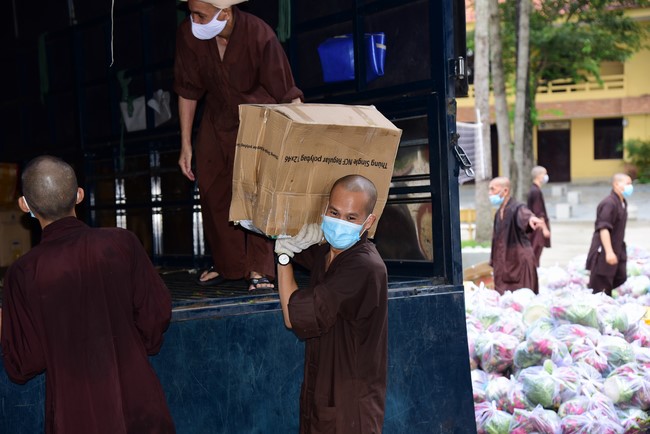 Continuing to support people in need in the Covid-19 pandemic of Hoang Phap Pagoda (series 5)