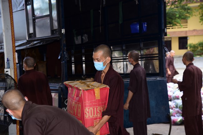 Continuing to support people in need in the Covid-19 pandemic of Hoang Phap Pagoda (series 5)