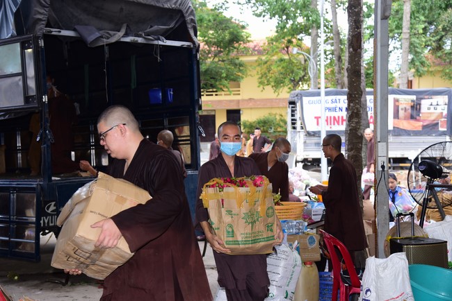 Continuing to support people in need in the Covid-19 pandemic of Hoang Phap Pagoda (series 5)