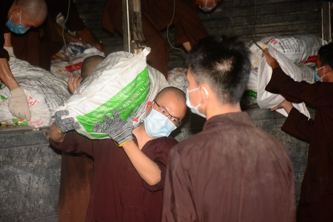 Continuing to support people in need in the Covid-19 pandemic of Hoang Phap Pagoda (series 5)