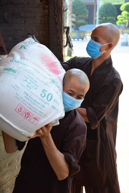 Continuing to support people in need in the Covid-19 pandemic of Hoang Phap Pagoda (series 5)