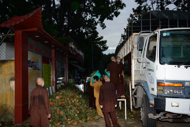 Continuing to support people in need in the Covid-19 pandemic of Hoang Phap Pagoda (series 5)
