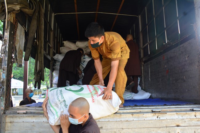 Continuing to support people in need in the Covid-19 pandemic of Hoang Phap Pagoda (series 5)