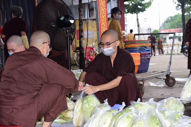 Continuing to support people in need in the Covid-19 pandemic of Hoang Phap Pagoda (series 5)