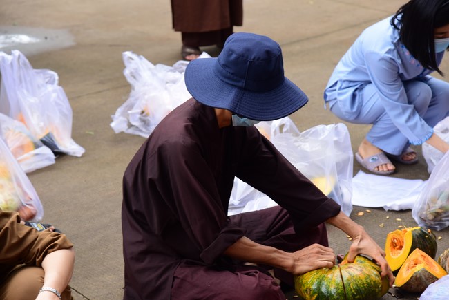 Continuing to support people in need in the Covid-19 pandemic of Hoang Phap Pagoda (series 5)