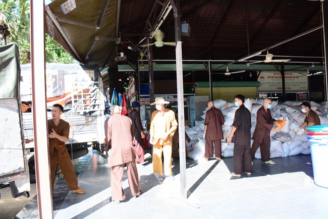 Continuing to support people in need in the Covid-19 pandemic of Hoang Phap Pagoda (series 5)