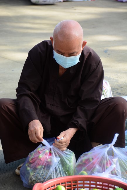 Continuing to support people in need in the Covid-19 pandemic of Hoang Phap Pagoda (series 5)