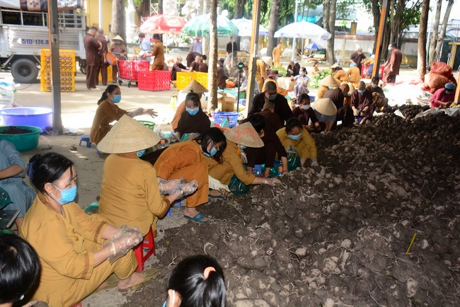 Continuing to support people in need in the Covid-19 pandemic of Hoang Phap Pagoda (series 5)