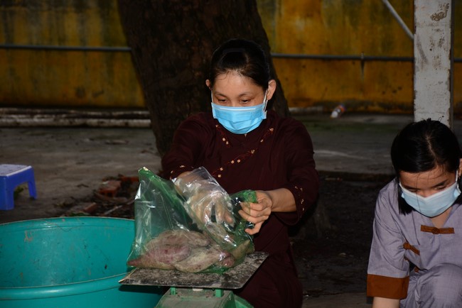 Chùa Hoằng Pháp: Tiếp tục hỗ trợ người dân khó khăn trong đại dịch Covid (đợt 6)