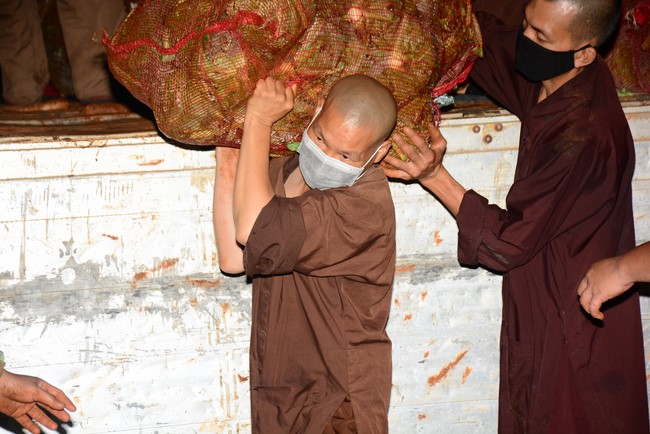 Chùa Hoằng Pháp: Tiếp tục hỗ trợ người dân khó khăn trong đại dịch Covid (đợt 6)