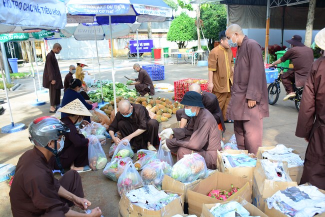 Chùa Hoằng Pháp: Tiếp tục hỗ trợ người dân khó khăn trong đại dịch Covid (đợt 6)