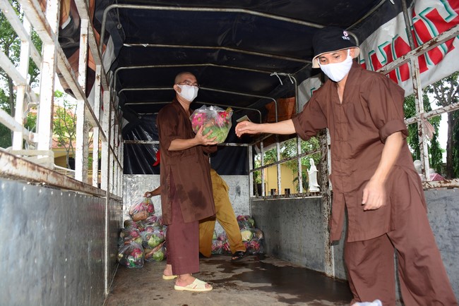 Chùa Hoằng Pháp: Tiếp tục hỗ trợ người dân khó khăn trong đại dịch Covid (đợt 6)