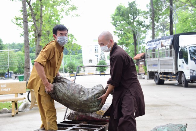 Chùa Hoằng Pháp: Tiếp tục hỗ trợ người dân khó khăn trong đại dịch Covid (đợt 6)
