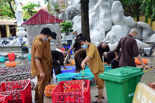 Chùa Hoằng Pháp: Tiếp tục hỗ trợ người dân khó khăn trong đại dịch Covid (đợt 6)