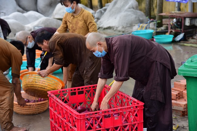 Chùa Hoằng Pháp: Tiếp tục hỗ trợ người dân khó khăn trong đại dịch Covid (đợt 6)
