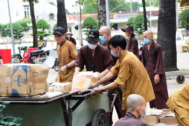 Chùa Hoằng Pháp: Tiếp tục hỗ trợ người dân khó khăn trong đại dịch Covid (đợt 6)