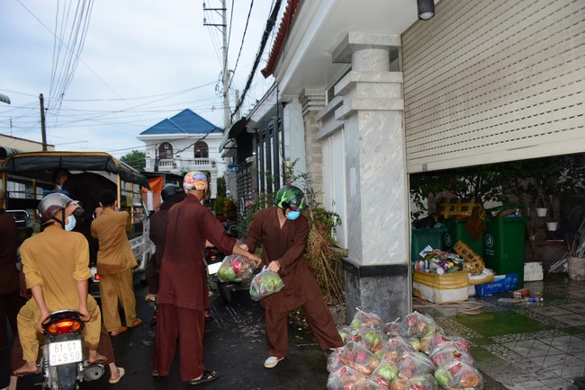Chùa Hoằng Pháp: Tiếp tục hỗ trợ người dân khó khăn trong đại dịch Covid (đợt 6)
