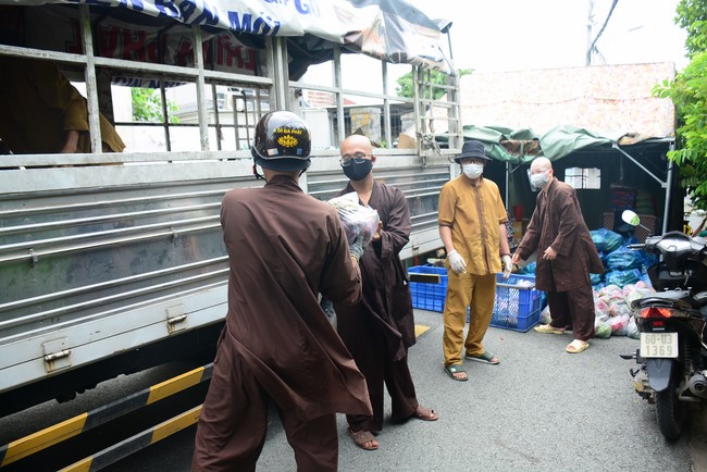 Chùa Hoằng Pháp: Tiếp tục hỗ trợ người dân khó khăn trong đại dịch Covid (đợt 6)