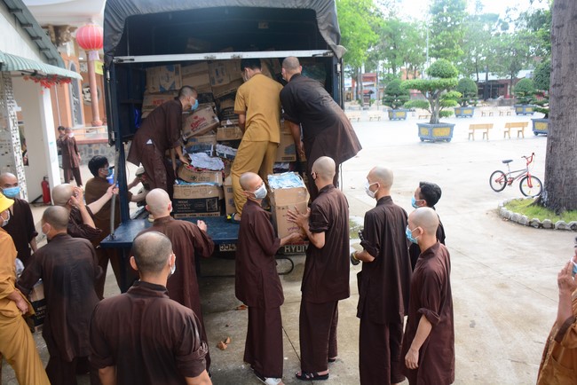 Chùa Hoằng Pháp: Tiếp tục hỗ trợ người dân khó khăn trong đại dịch Covid (đợt 6)