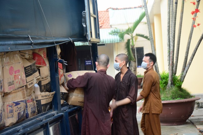 Chùa Hoằng Pháp: Tiếp tục hỗ trợ người dân khó khăn trong đại dịch Covid (đợt 6)