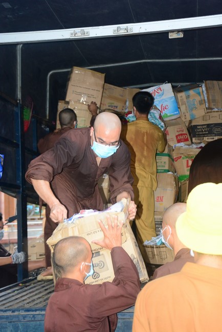 Chùa Hoằng Pháp: Tiếp tục hỗ trợ người dân khó khăn trong đại dịch Covid (đợt 6)