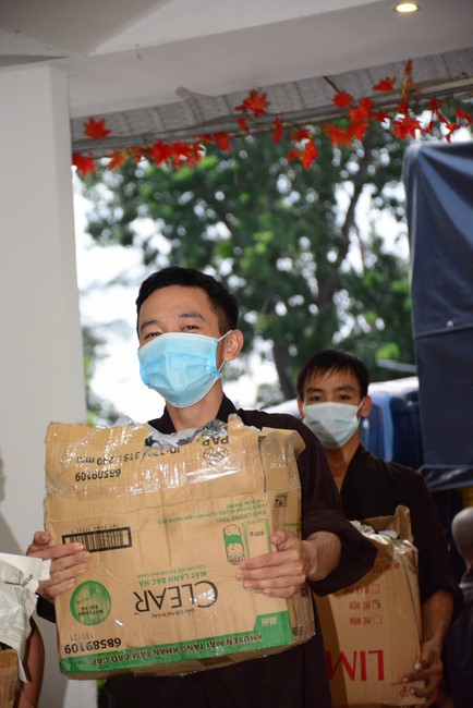 Chùa Hoằng Pháp: Tiếp tục hỗ trợ người dân khó khăn trong đại dịch Covid (đợt 6)