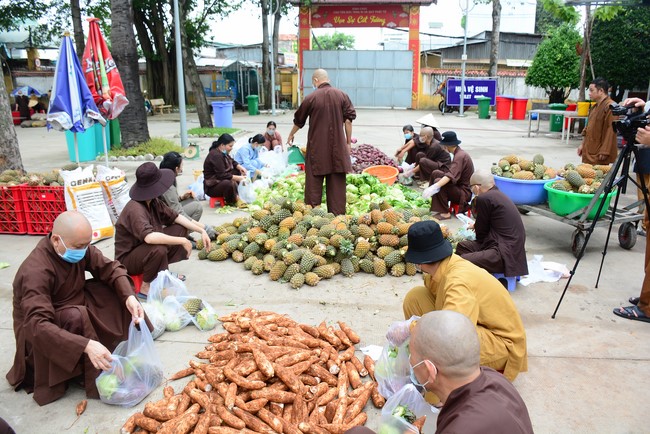 Chùa Hoằng Pháp: Tiếp tục hỗ trợ người dân khó khăn trong đại dịch Covid (đợt 6)